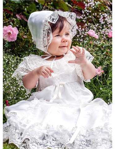 Dopklänning på gullig flicka i blomhav