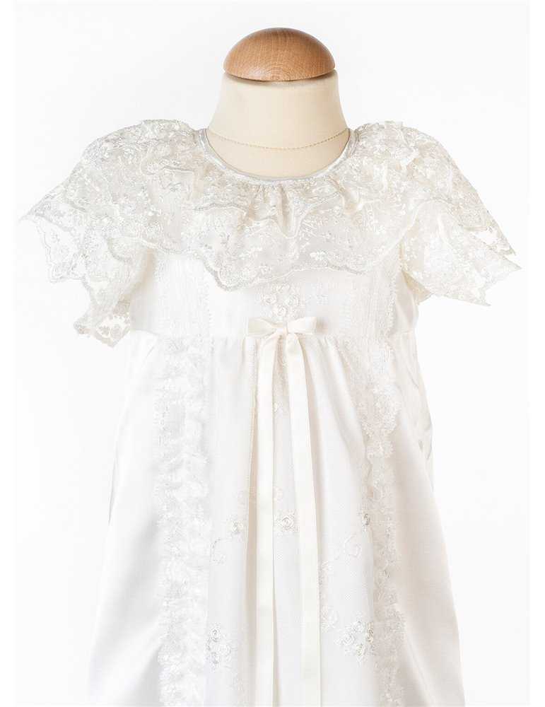 Dopklänning med saga broderat i rosa